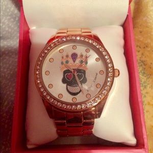 Betsey Johnson: Gold King Skull Watch